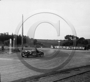 auc 51 Gamonet sur voiture Amilcar Stoueli 1928  .jpg