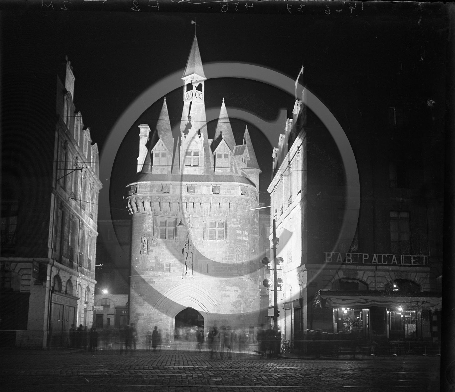 BX 118 porte caillau la nuit.jpg