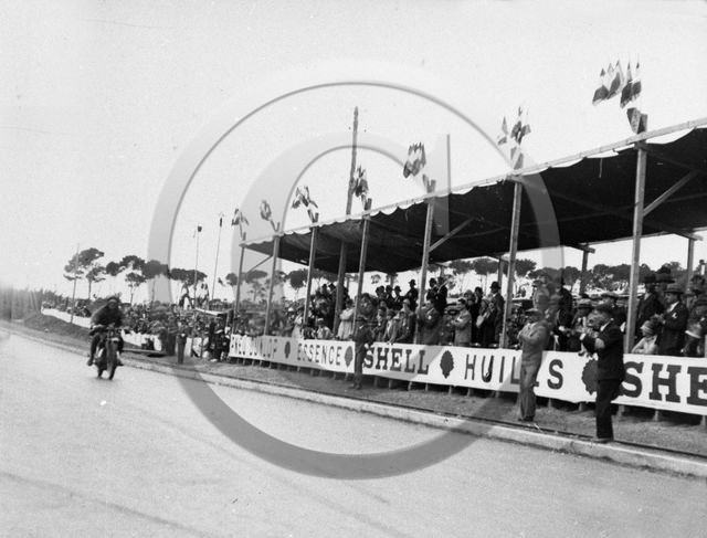 MOV 26 Fraces 1er sur Terrot devant les tribunes circuit  Staoueli Algerie 1928  .jpg