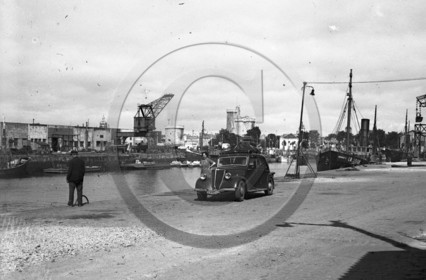 AU 1196 Renault port de la Rochelle .jpg