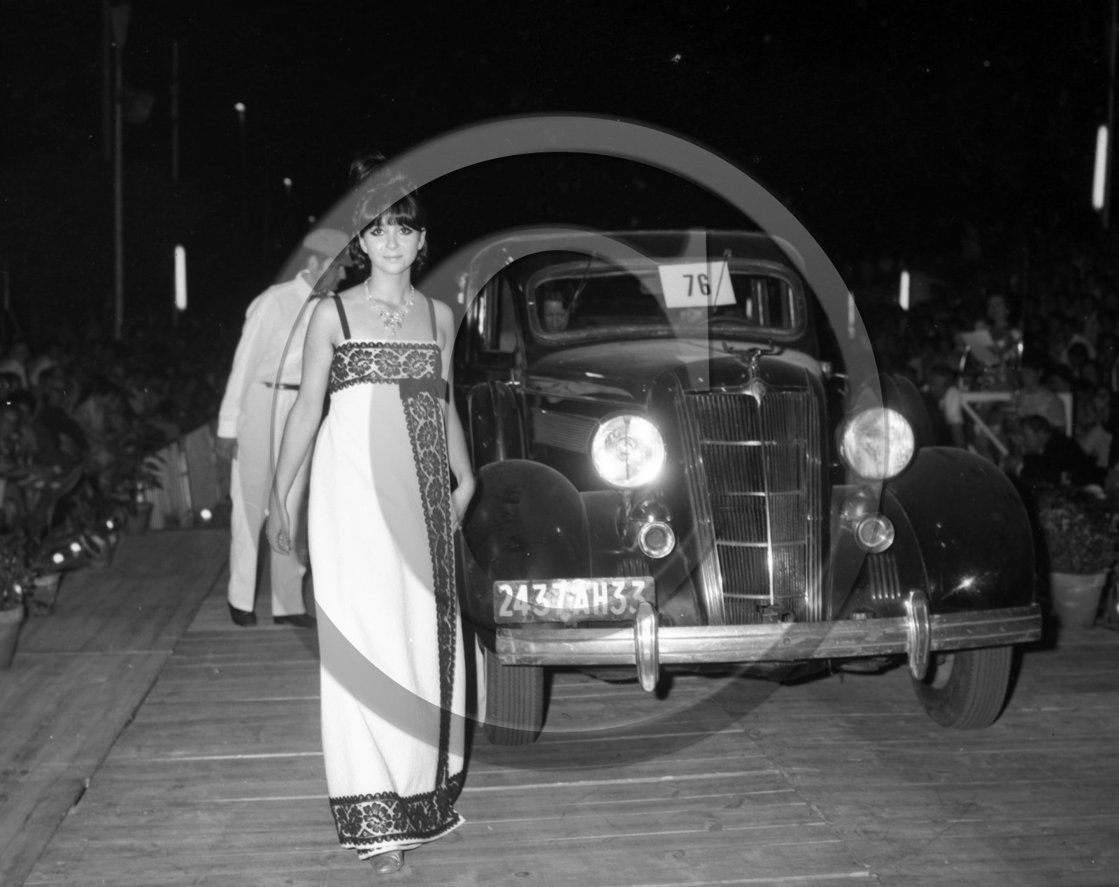 AU 1392 Chrysler 6 airstream sedan 1935 .jpg