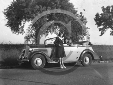 AU 2102 Renault monaquatre .jpg