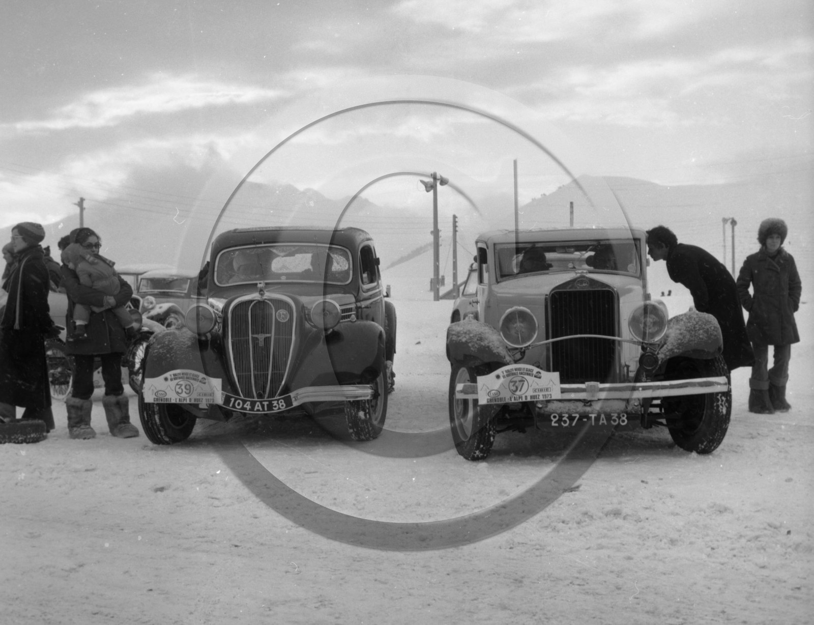 AU 812 Delage et Chenard Walker aigle 8 année 1936 jpg