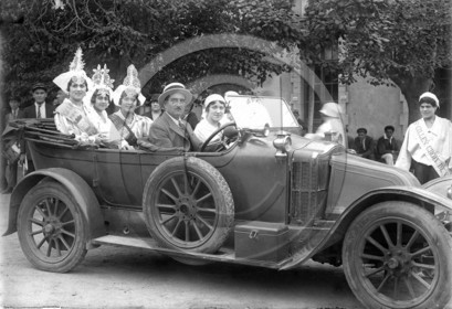 vi  1093 les Sables d'Olonne  la reine et ses demoiselles d'honneur en 1926.jpg