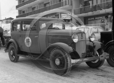 AU 757 Ford B 40 tudor 1932 .jpg