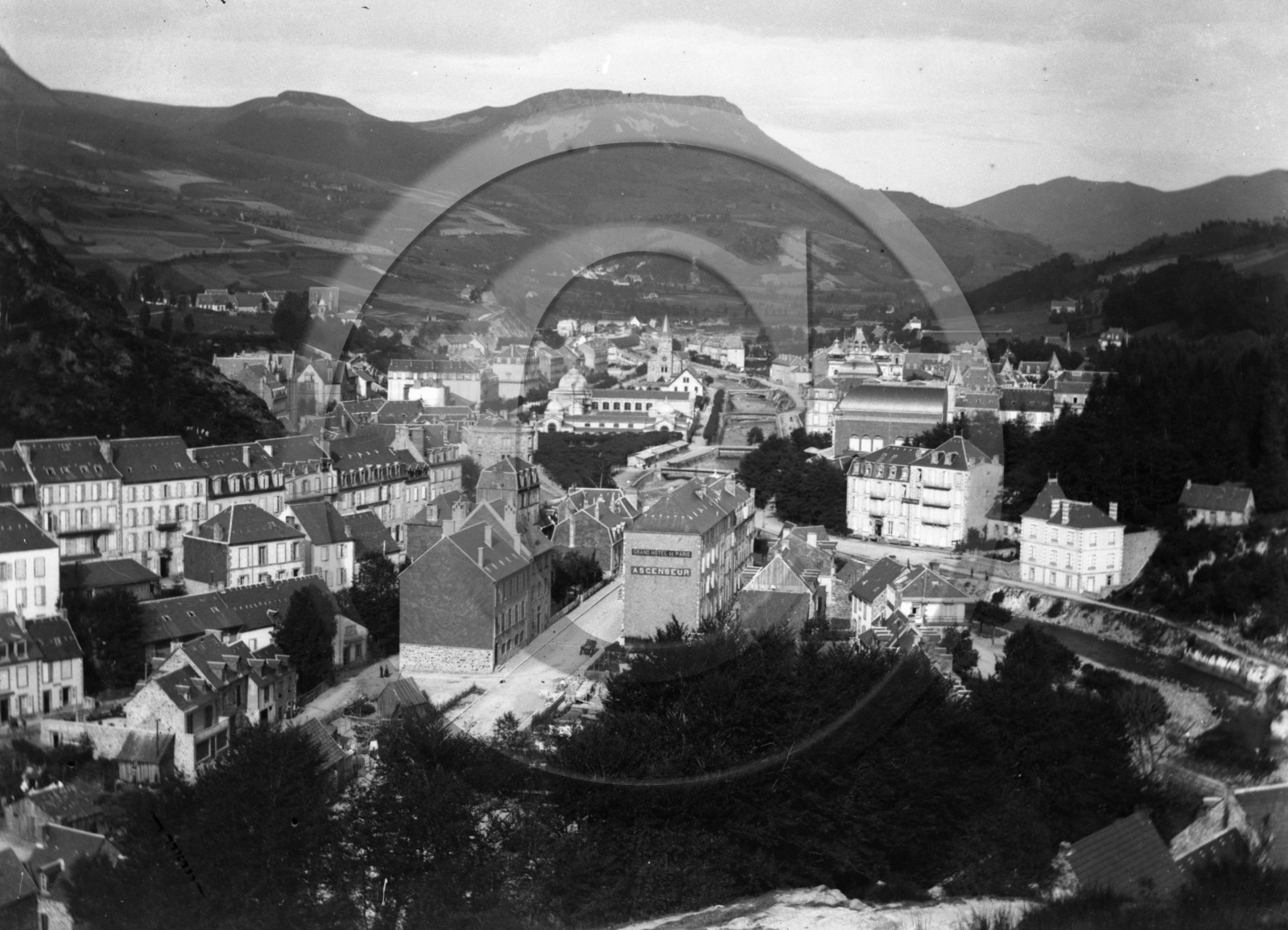 vi  1826 la Bourboule vue generale grand hotel de Paris .jpg