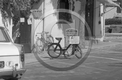 ARC 3509 Arcachon le Moulleau velosolex .jpg