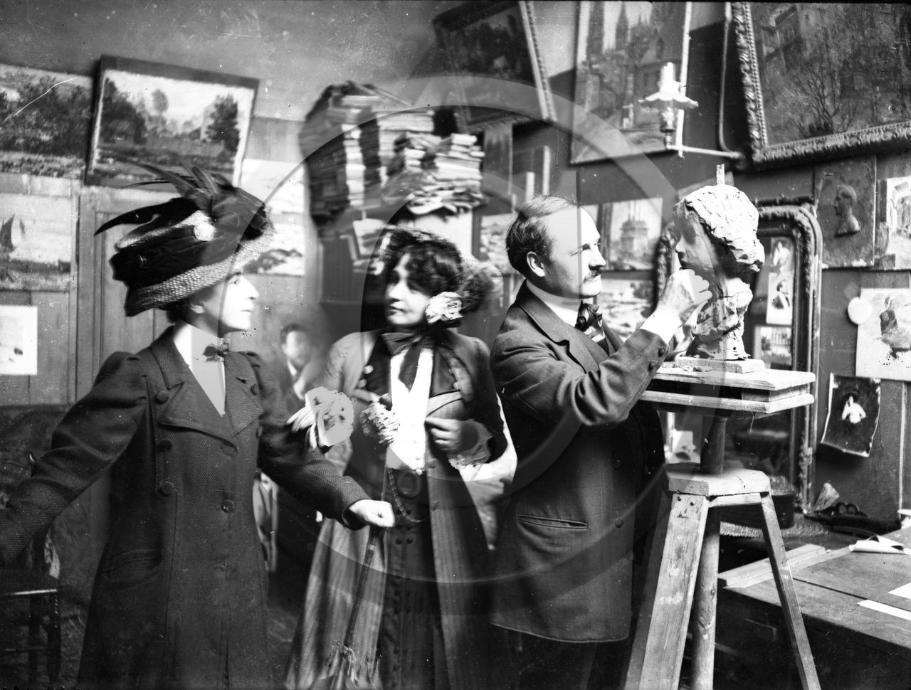 ME 52 artiste devant sculpture .jpg