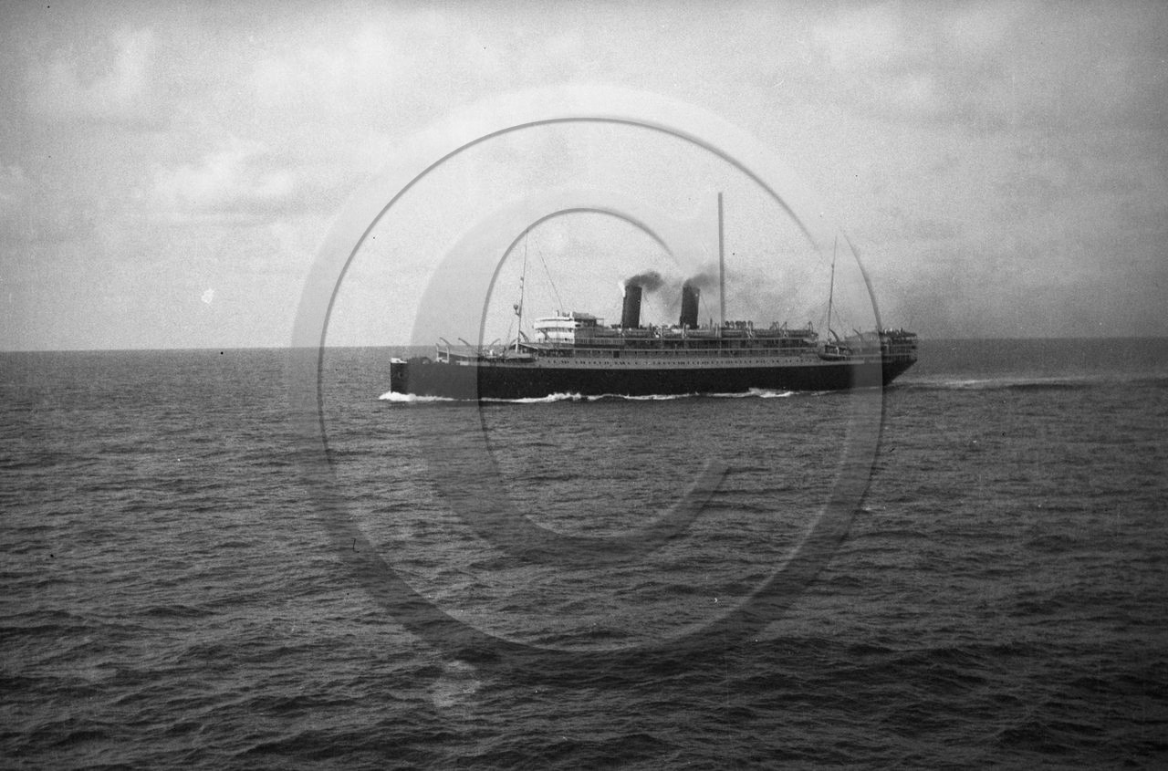 BA 1030 paquebot deux cheminees .jpg