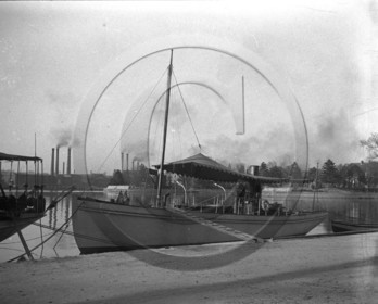 BA 1310 yacht à vapeur en bord de rivière.jpg