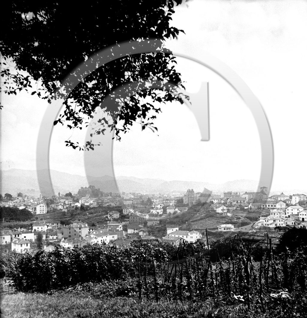 vi  1973 Hendaye 1933  panorama sur le bas  quartier et la chaine espagnole .jpg