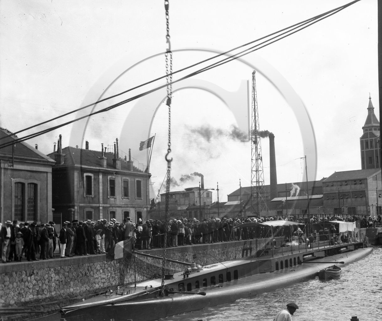 BA 1438 navire de guerre sous marin    -cadré.jpg