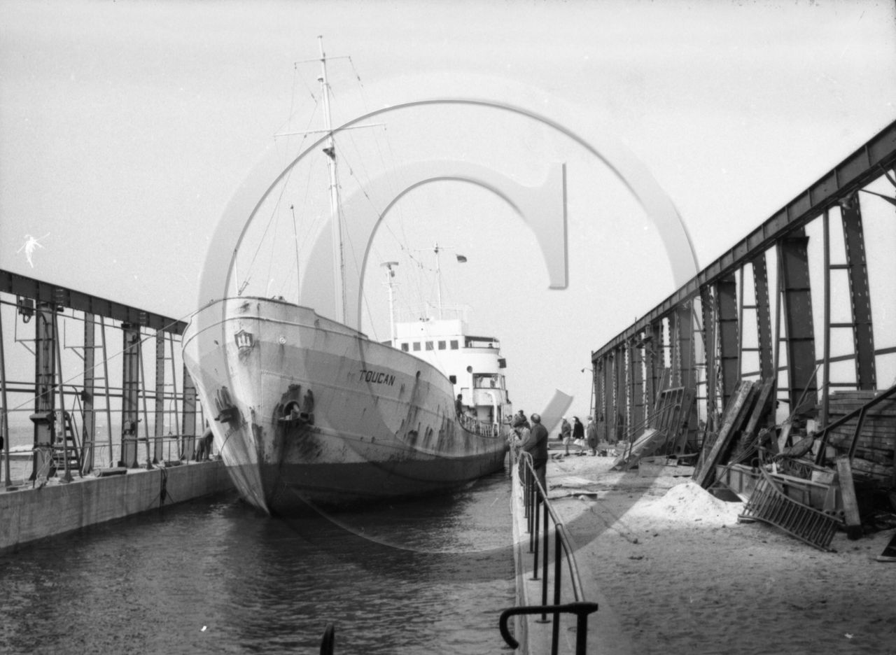 31 mai 1965 pétrolier Toucan dans la cale sèche des chantiers Auroux - 1 -.jpg