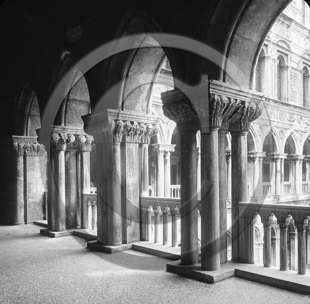 Venise sous les galeries du palais des doges  Italie .jpg