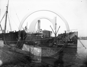 BA 1029 deux cargos  Bordeaux dpt 33.jpg