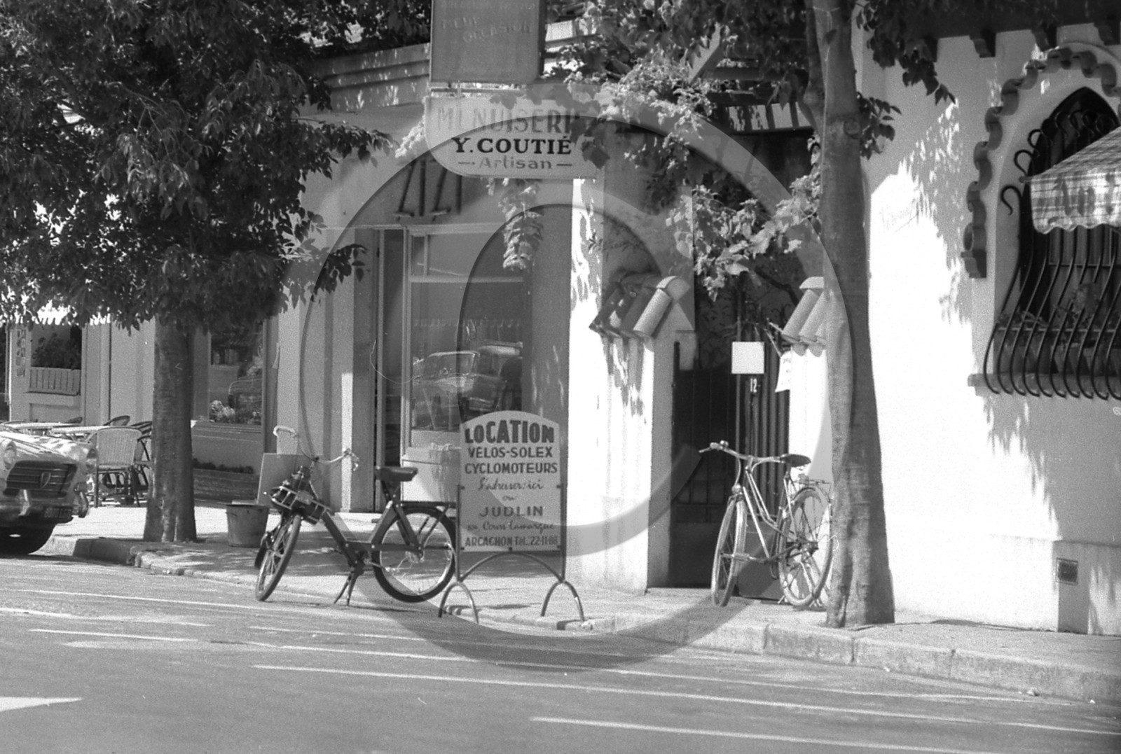 ARC 3506 Arcachon le Moulleau velosolex.jpg