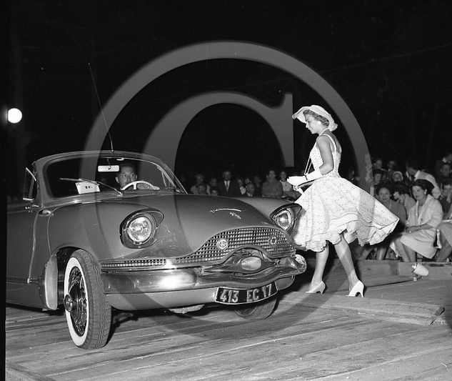 CE 274 panhard PL 17 carrosserie Vivez Bordeaux .jpg