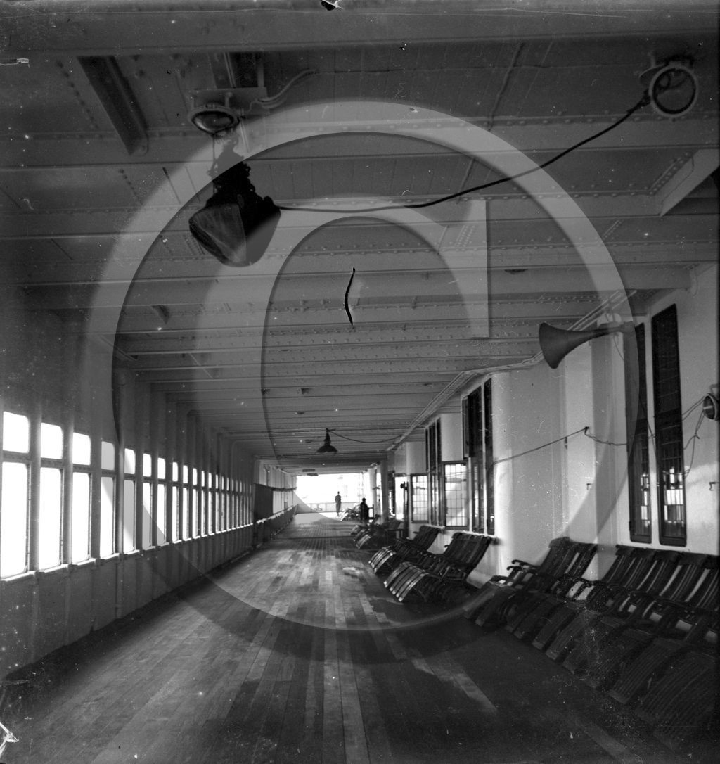 BA 895 paquebot l Alcantara le pont promenade annee 1932 .jpg