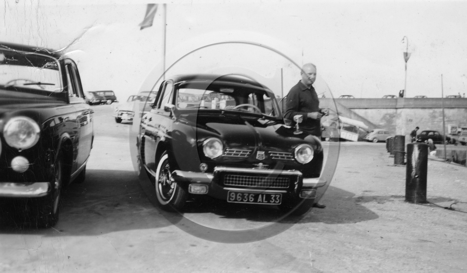 AU 4229 Renault dauphine ou ondine avec tous les accessoires .jpg