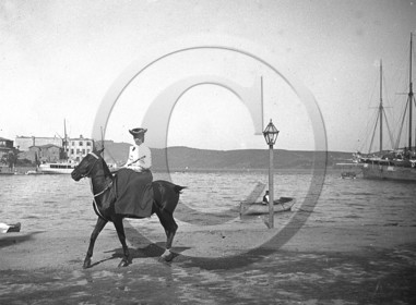 sl 20 amazone en mediterranee gauche.jpg