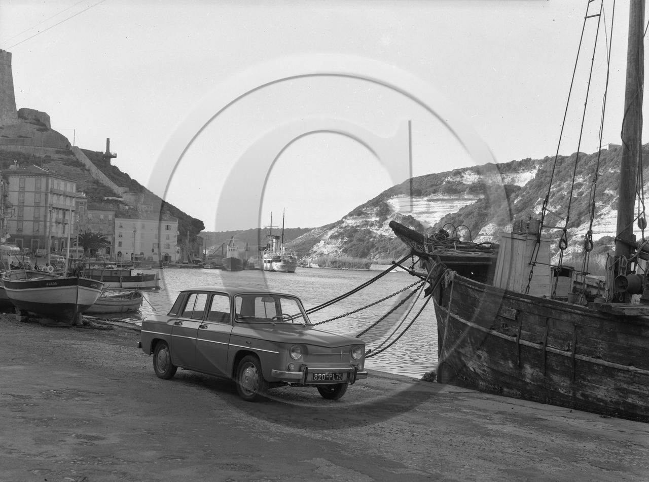 AU 3971  R8 sur le port Corse.jpg