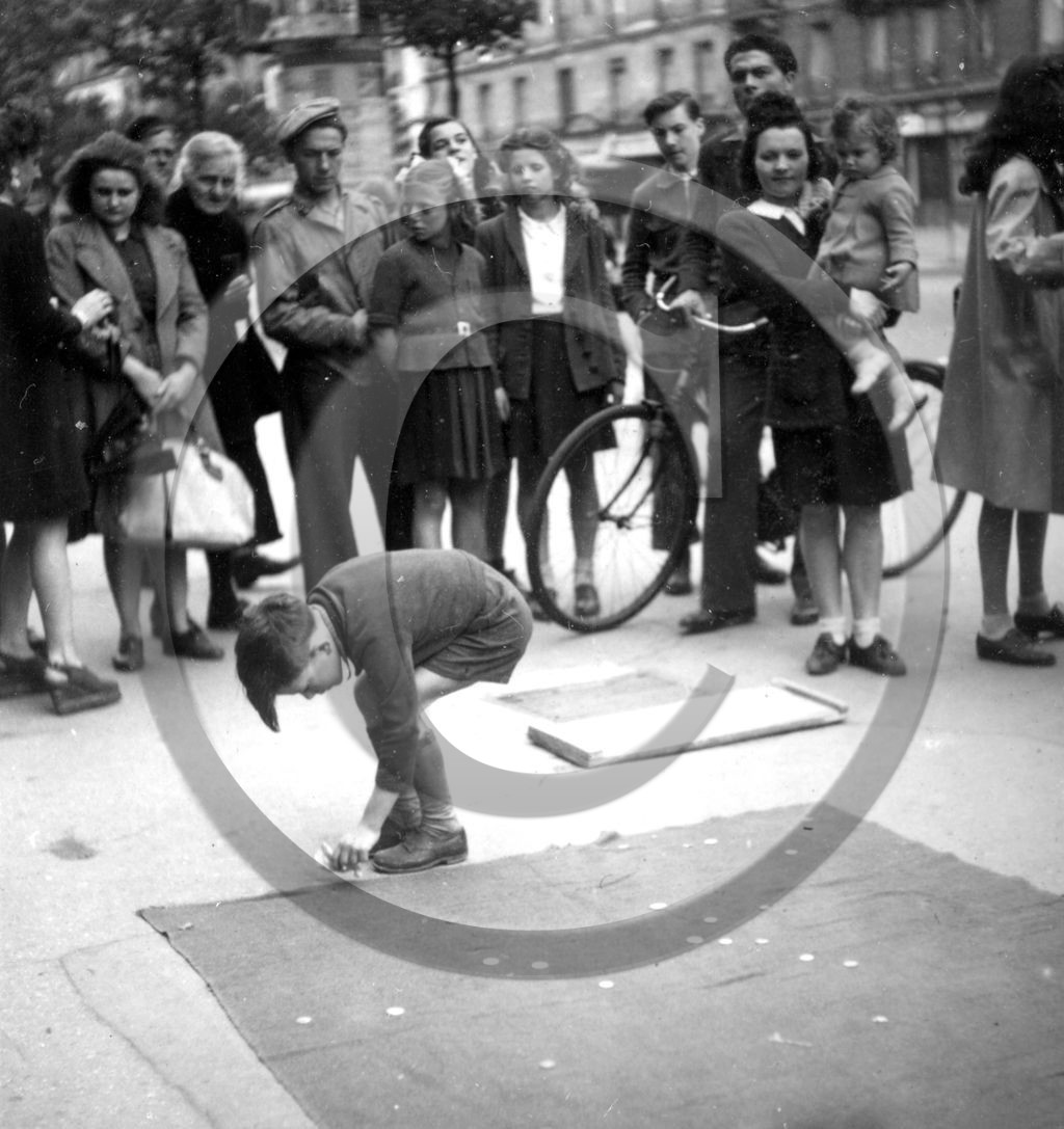 12- Paris avaleur de sabre photo Enri Dargence.jpg