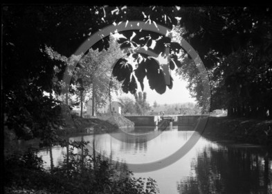 BA 1683 voies naviguables passage d ecluse .jpg