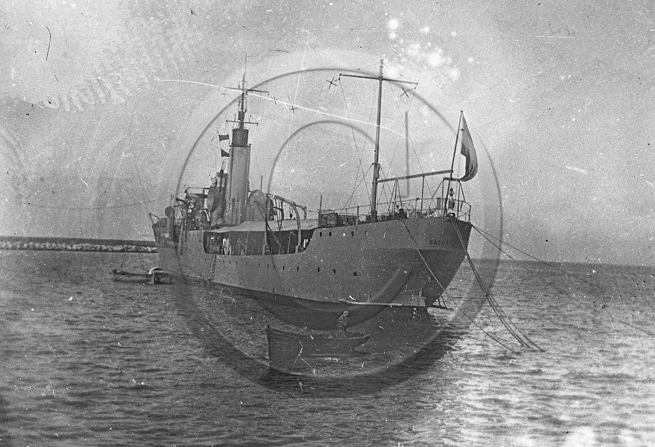 BA 35navire de guerre  Avisot de la royale Baccarat .jpg