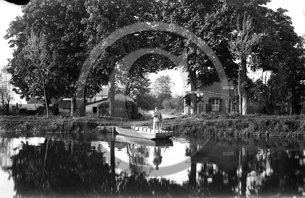 vi  893 Ham le passeur devant bar tabac épicerie dpt 80 .jpg