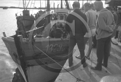 Arcachon -4 aout 66 Georges Andree AC 13290 un petit singe descend par le bout d'amarrage.jpg