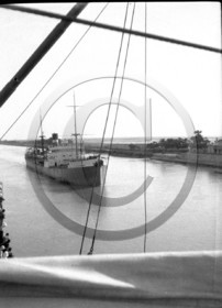BA 939  paquebot en croise un autre en riviere de Saigon ou canal de Suez .jpg