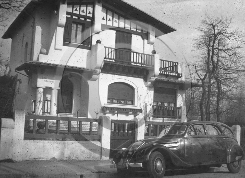 AU 1074 Peugeot 402 .jpg