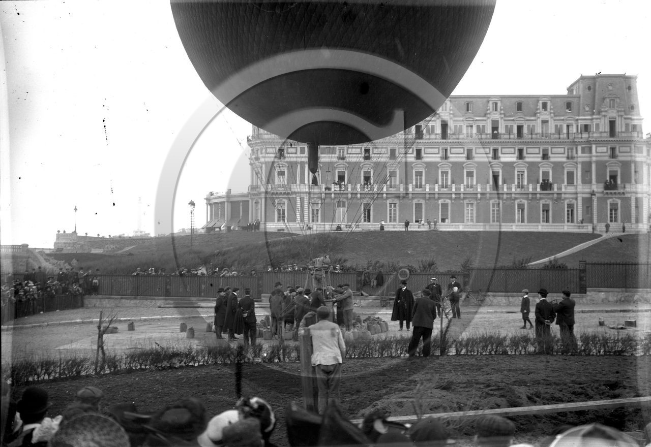 avi 149 Biarritz ballon devant le grand palais   .jpg
