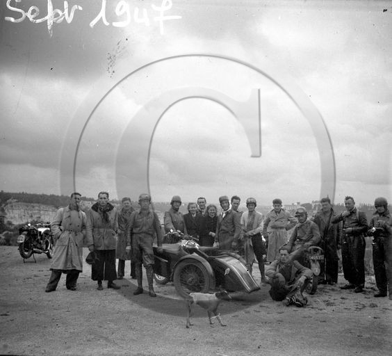 mov 258  moto et groupe de motars septembre 1947 .jpg