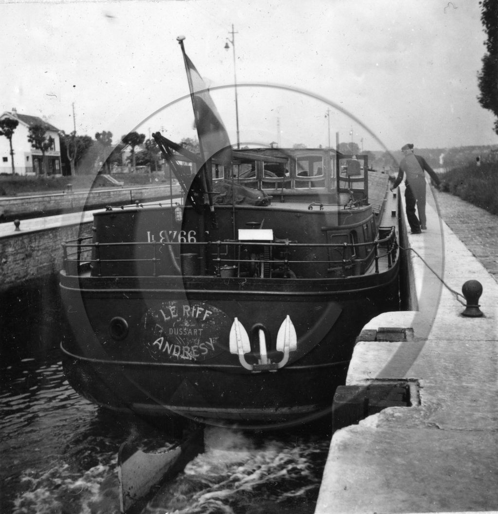 BA  page 80 - 16- Paris Conflans en péniche.jpg