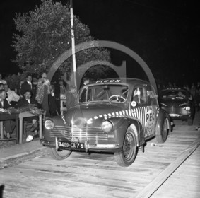 AUCE 291 Renault 4cv Pub Picon  photo Enri Dargence .jpg