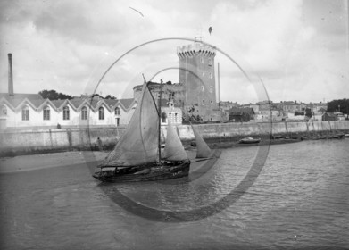 BA 247 les Sables d Olonne gazelle Jean Bart devant la tour d Arundel  dpt 85 .jpg