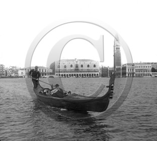 Venise  gondole au fond le palais des doges .jpg