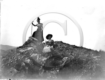 SL 310  montagne femmes escaladant des rochers .jpg