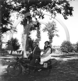 mov 21 moto Terrot  devant villa les cigales a sanguinet 1932 .jpg