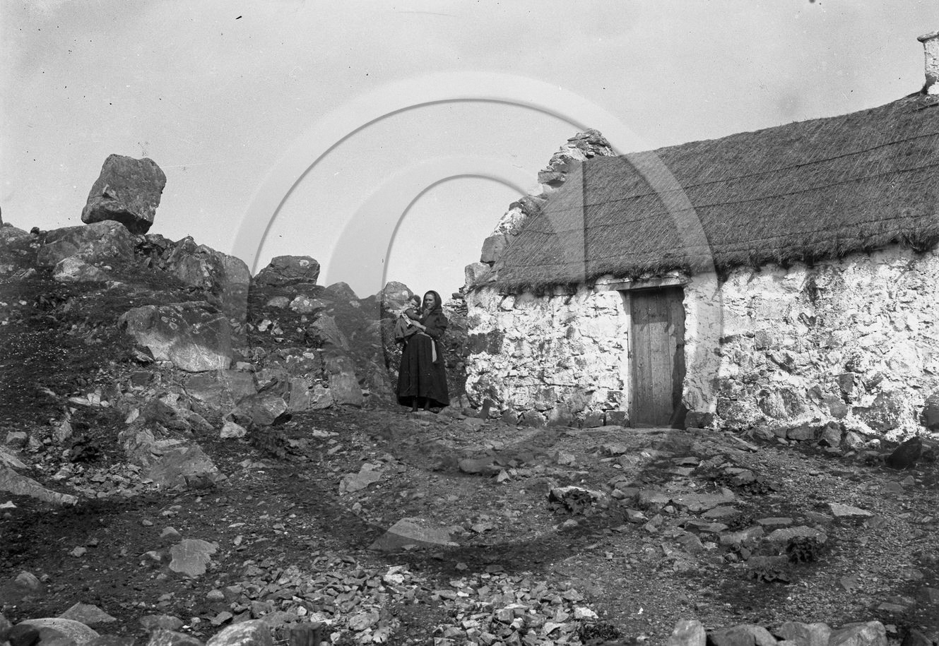 Irlande 5     femme et enfant devant maison.jpg