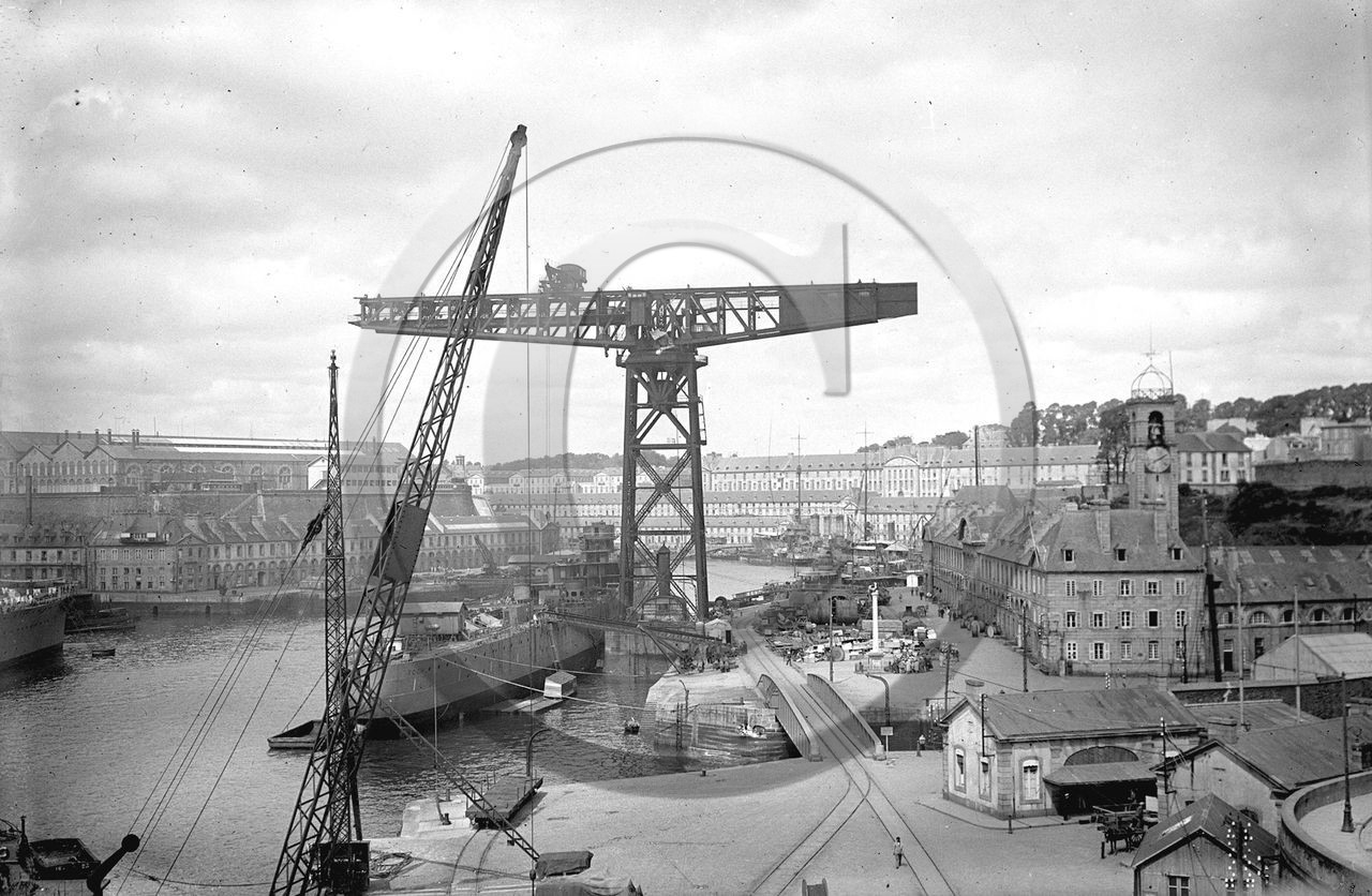 vi  1236  Brest l'arsenal la penfeld le Foch sous la grue  dpt 29.jpg