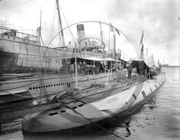 BA 1302  navire de guerre sous marin Leon Mignot.jpg