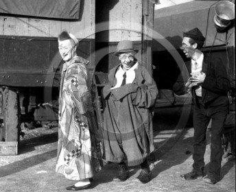 FO-CIRQUE  64   Clowns de gauche a droite Bario Dario Pekari  voir numero 483  484  photo H Dargence  .jpg