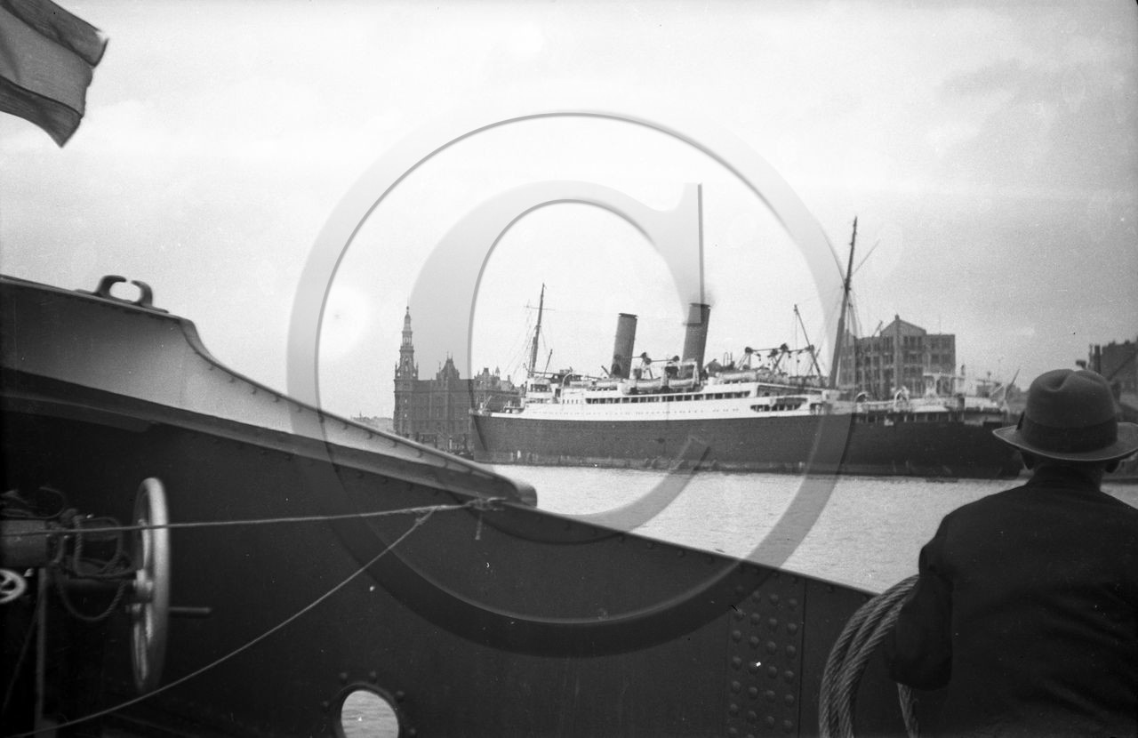 BA 708 paquebot 2 cheminees .jpg