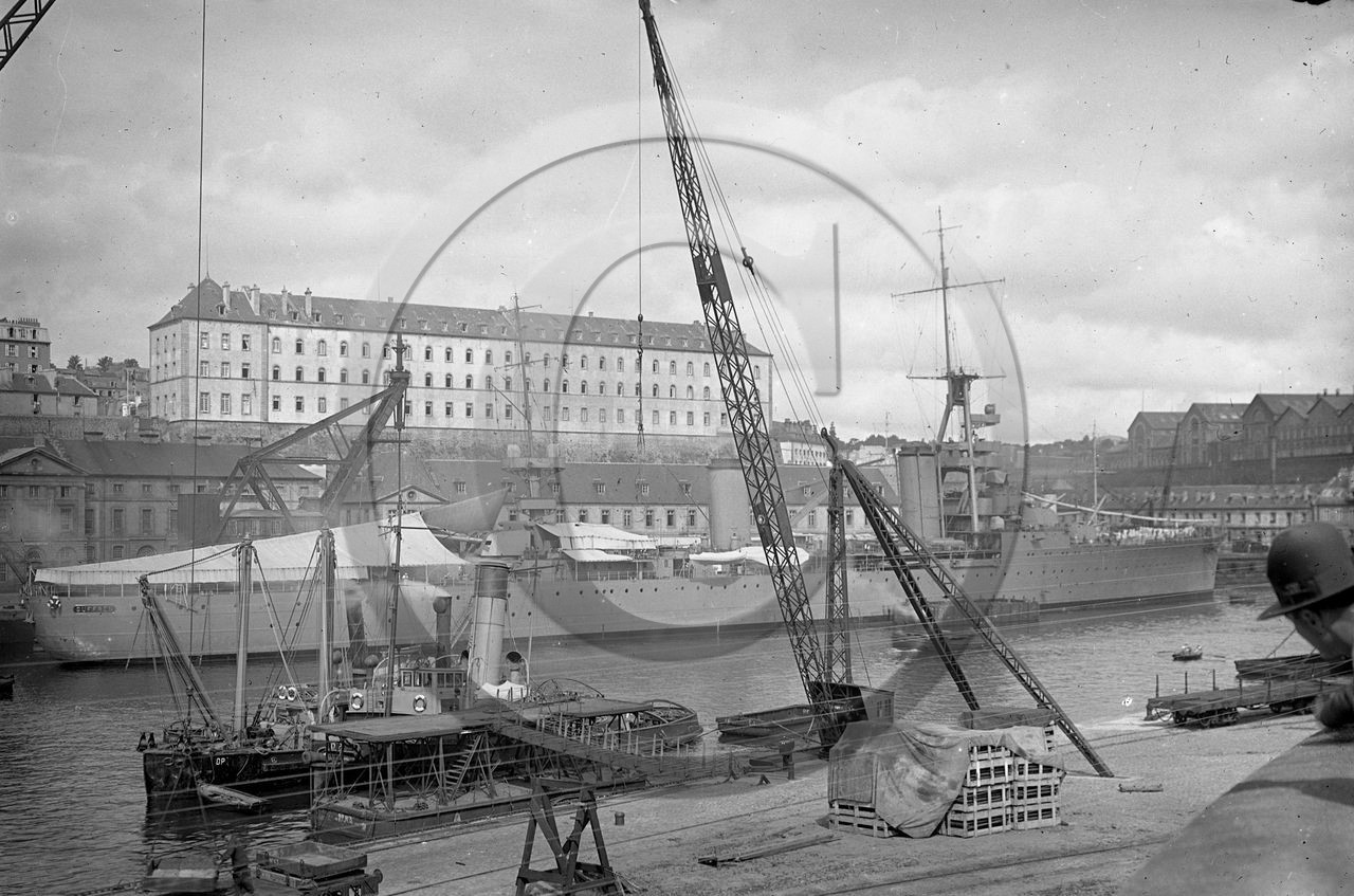 vi  1234  Brest l'arsenal la penfeld  le suffren.  gros plan dpt 29.jpg