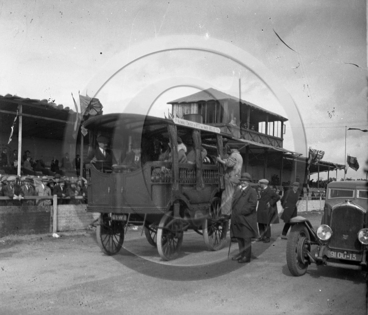 AUC 8   l'Obéissante + Peugeot sur circuit .jpg