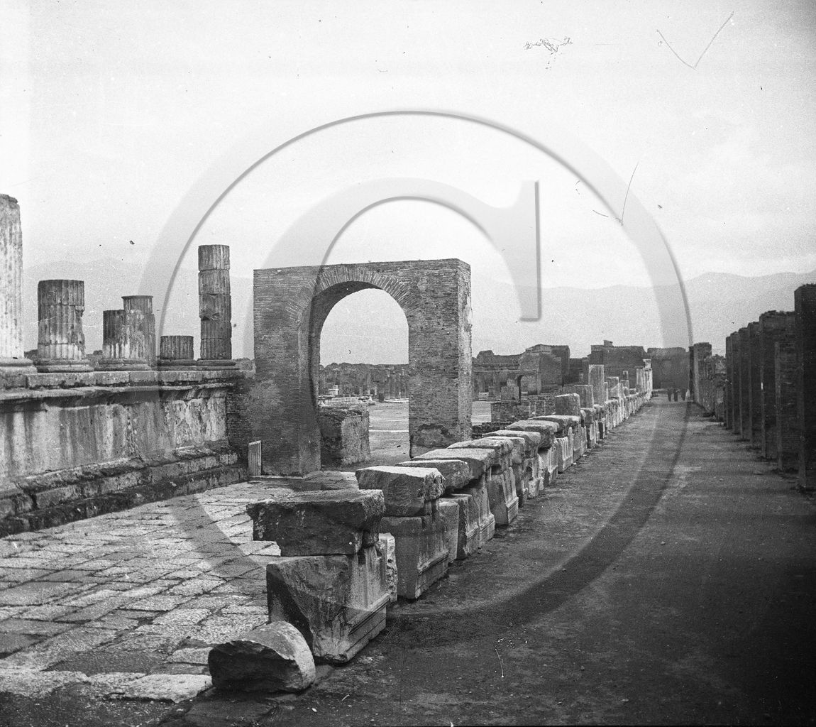 Pompei entree du forum Italie .jpg