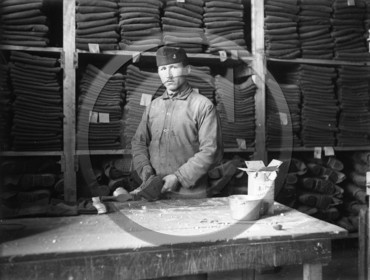 ME 94 militaire desinfecte une couverture .jpg