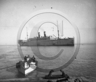 BA 717  paquebot au mouillage .jpg